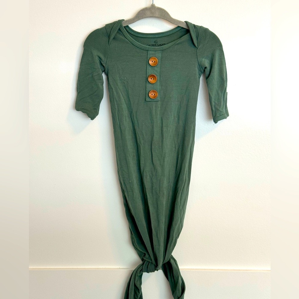 BRAND NEW Caden Lane matching knotted gown and swaddle in green, unisex